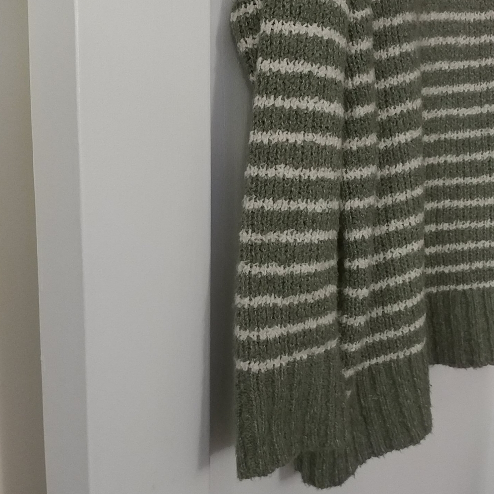 American Eagle Outfitters Jegging Fit Sweater. M - Picture 3 of 7